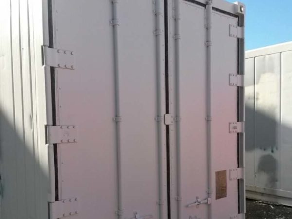 40ft insulated container with doors closed